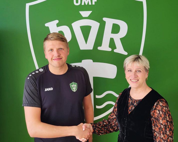 Davíð Arnar og Jóhanna M. Hjartardóttir, formaður körfuknattleiksdeildar Þórs, handsala samninginn.