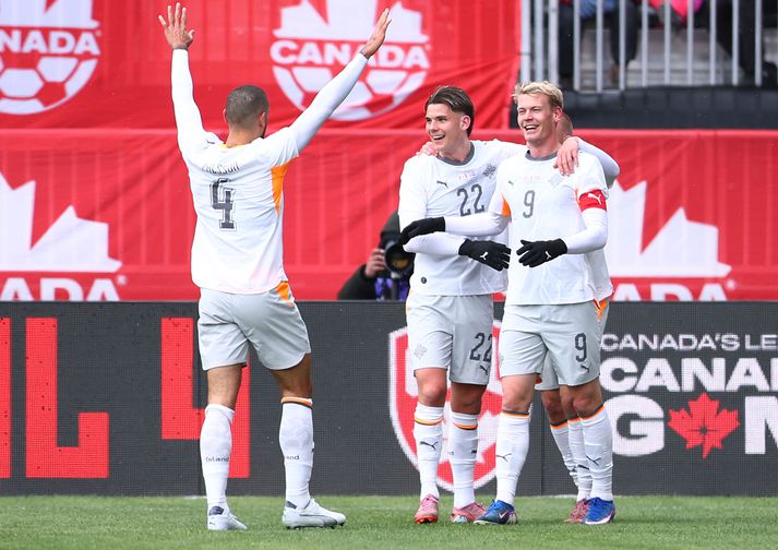 Orri Steinn Óskarsson fagnar öðru tveggja marka sinna í gær.