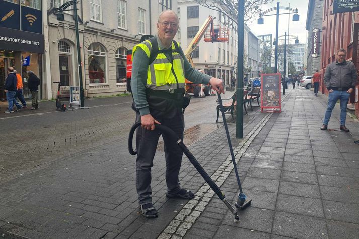 Eins og sést er ef nógu fyrir Guðjón að taka þegar kemur að tyggjóklessum í miðbænum.