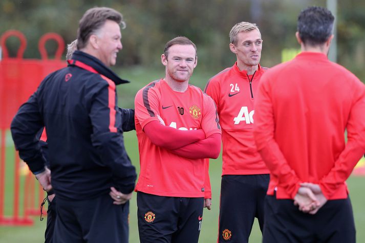 Wayne Rooney horfir til Louis van Gaal á æfingu Manchester United.