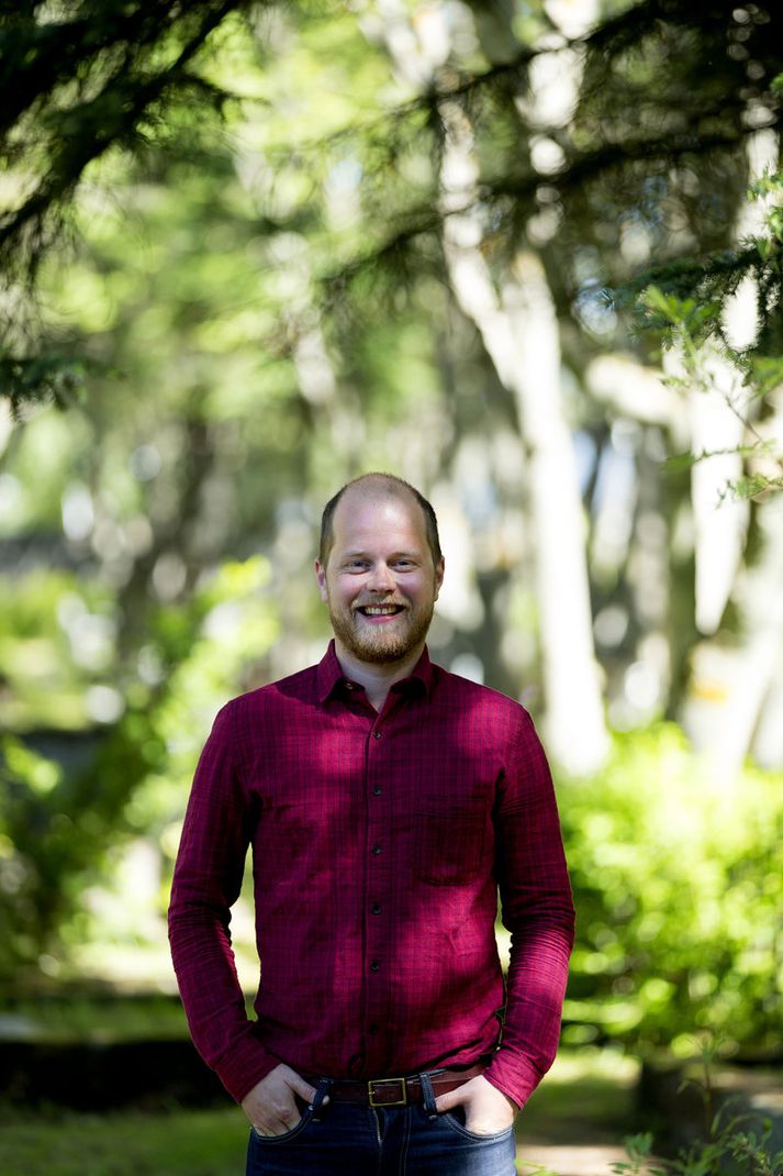 Snorri segir nýju plötuna hressari en fyrri plötur og endurspegla betur þá ánægju og bjartsýni sem hann býr yfir.