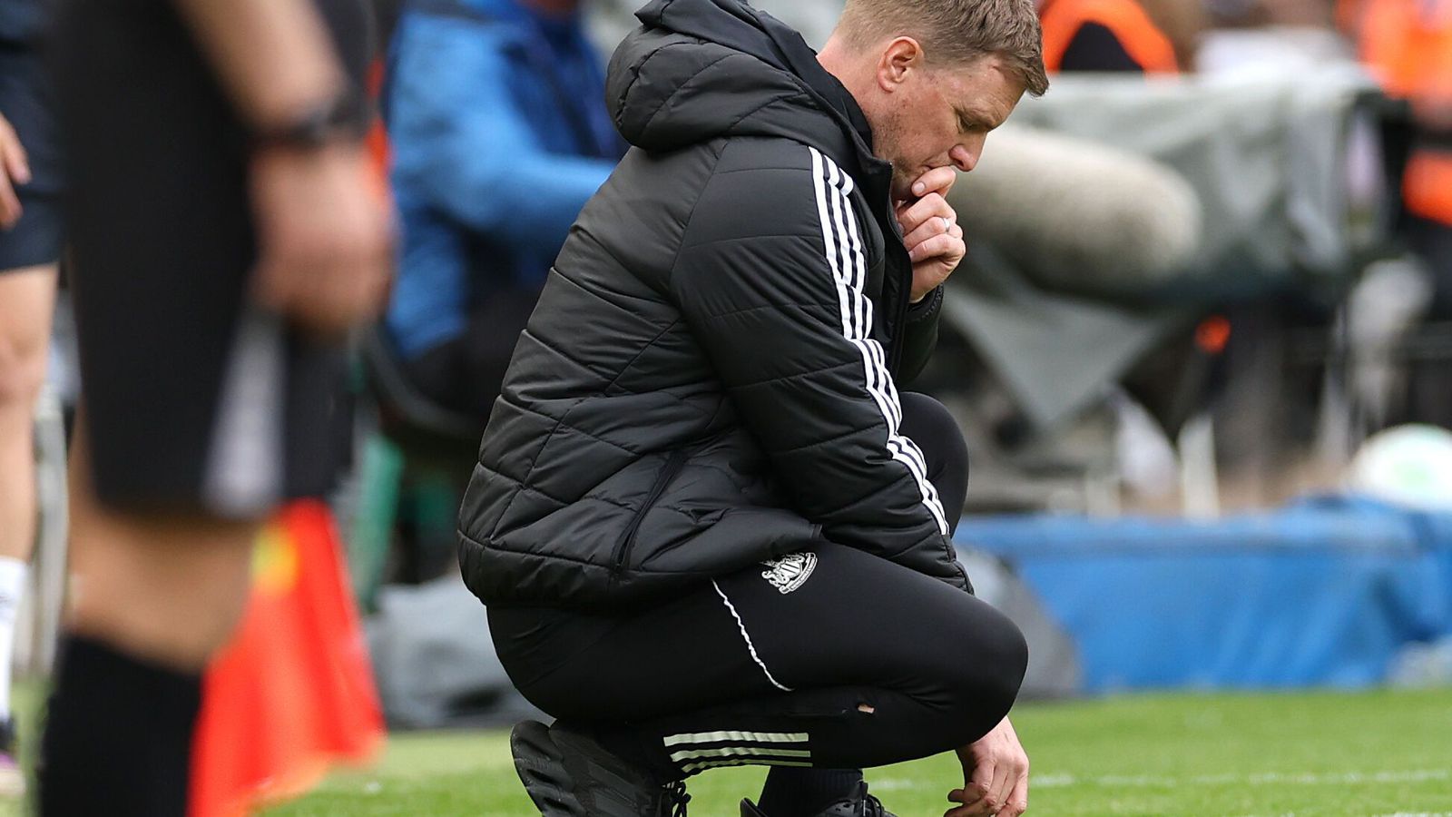 Shearer segir að leik­menn Newcastle hafi fleygt Howe undir rútuna