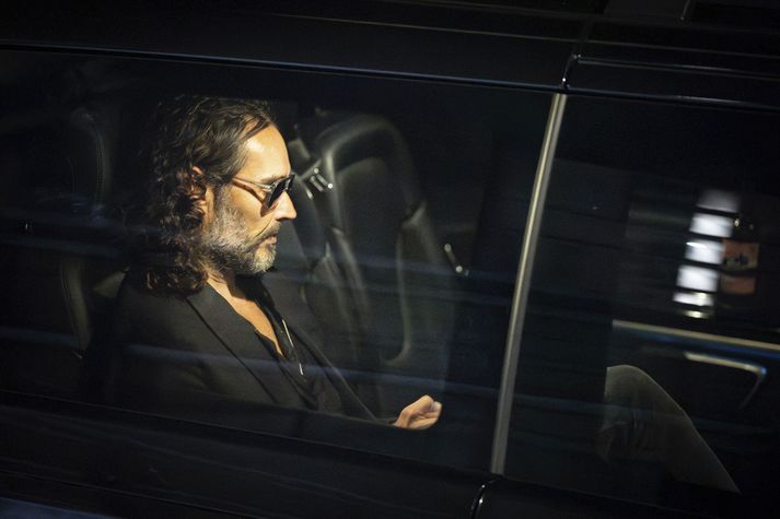 Rannsóknarlögreglan Scotland Yard hefur meint kynferðisbrot Russell Brand til rannsóknar.