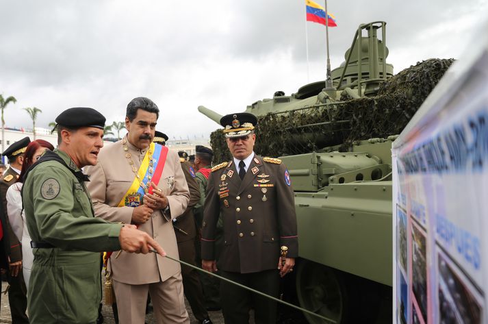 Nicolas Maduro, forseti Venesúela, og Vladimir Padrino, varnarmálaráðherra landsins, á hersýningu fyrr í sumar.