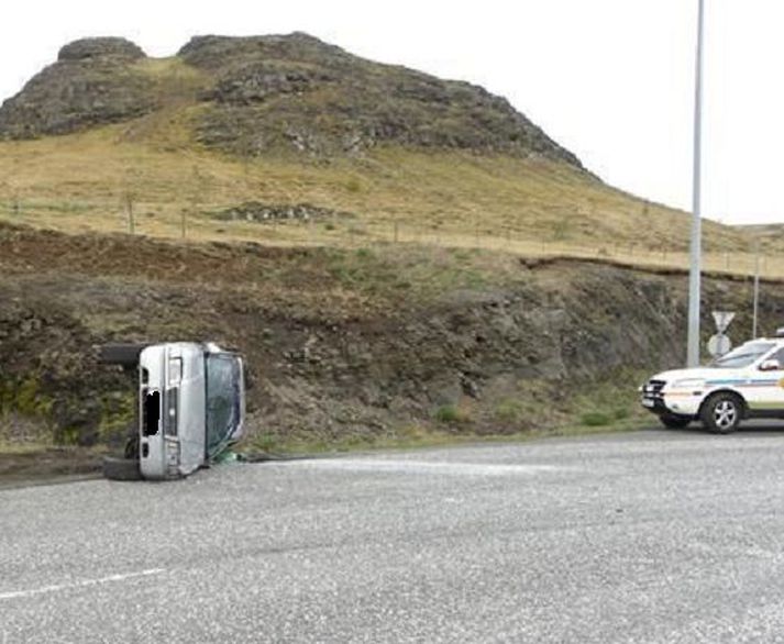 Í einu tilviki var um umferðaróhapp að ræða eins og sést á myndinni en ökumaður og farþegi hlupu af vettvangi. Þeir náðust skömmu síðar og voru færðir í fangageymslu."
