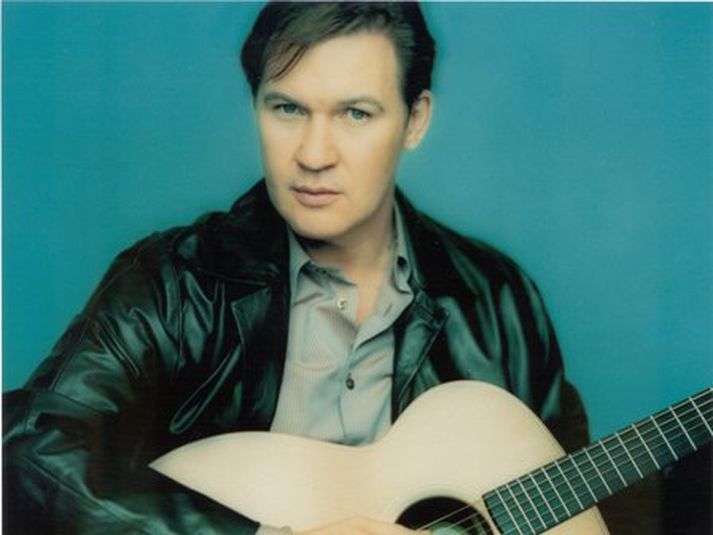 Johnny Logan er vinsæll hjá kvenþjóðinni.
