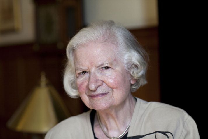 James hét réttu nafni Phyllis Dorothy James og lést á heimili sínu í Oxford.