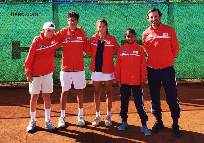 U14 ára landsliðið í tennis, þau Ómar Páll Jónasson, Andri Mateo Uscategui Oscarsson, Emilía Eyva Thygesen og Garima Nitinkumar Kalugade ásamt þjálfara sínum Raj K. Bonifacius