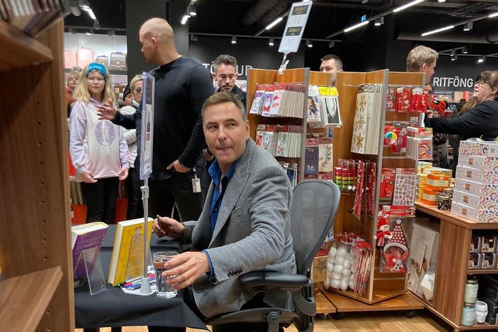 David Walliams er í verslun Pennans Eymundssonar í Smáralind að árita bækur.