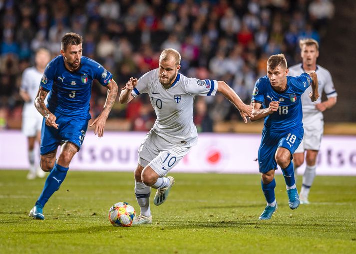 Teemu Pukki (fyrir miðju) skoraði tvívegis fyrir Finna í dag