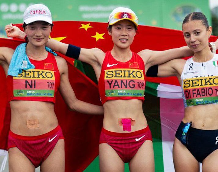 Gullverðlaunahafinn Yang Yutong og bronsverðlaunahafinn Ni Lihua stilltu sér upp og þar eru magaplástrarnir mjög áberandi ekki síst á Yutong.