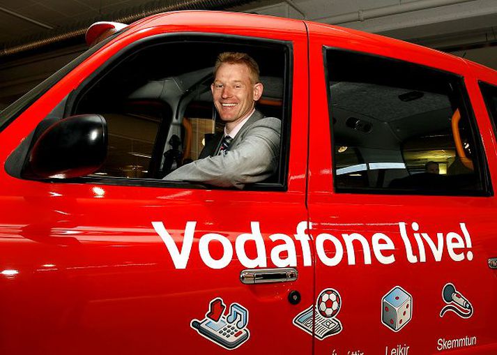 Glaðbeittur framkvæmdastjóri Vodafone Group "Ég sit nú almennt undir stýri í annarri bíltegund. Þú veist að ég er þýskur," sagði Matthias Jungemann, framkvæmdastjóri hjá Vodafone Group, hlæjandi þegar hann var fenginn til að setjast undir stýri bresks leigubíls sem Vodafone á Íslandi hefur til sýnis í verslun sinni í Reykjavík. 