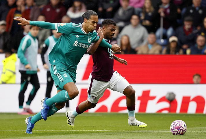 Virgil van Dijk og Lyle Foster í baráttunni á Turf Moor í dag.
