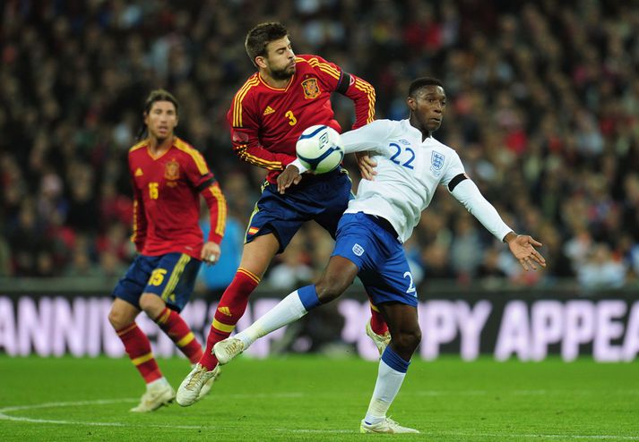 Welbeck í baráttu gegn Gerard Pique um helgina.