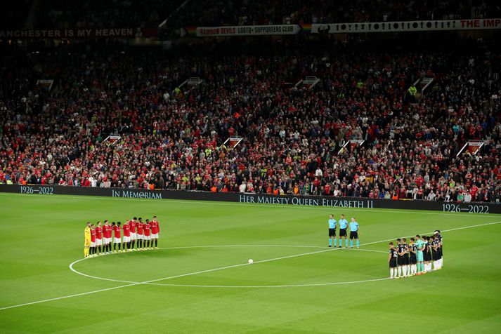 Manchester United lék í Evrópudeildinni í gærkvöld eftir samráð við ensk og evrópsk knattspyrnuyfirvöld. Minning drottningarinnar var heiðruð með mínútu þögn fyrir leik.