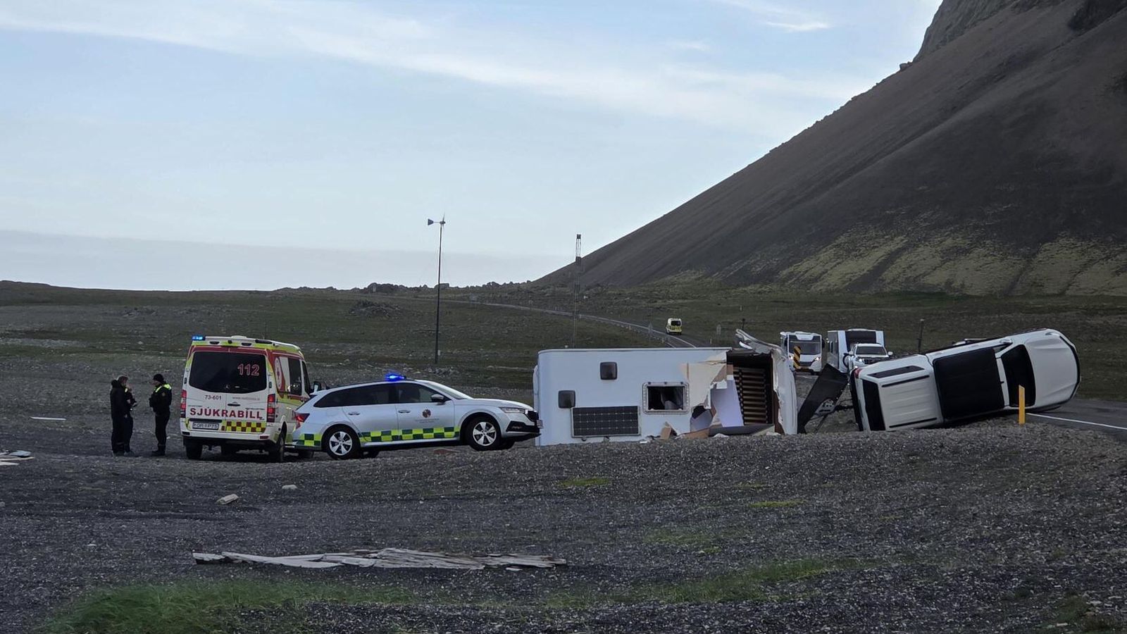 Bílvelta austan við Hval­nes