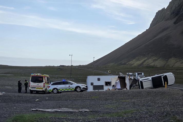 Hvasst er á slysstað að sögn lögreglu. 