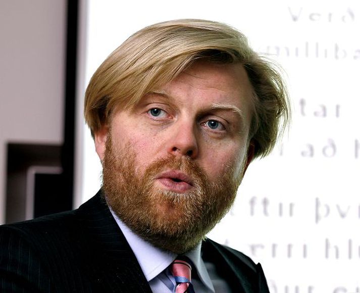 Ásgeir Jónsson Ásgeir, sem er forstöðumaður greiningardeildar Kaupþings, segir einhliða upptöku evru hagfræðilega álitlega leið, en trúlega ófæra af pólitískum sökum. 