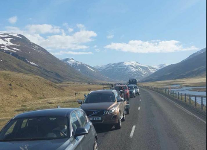 Löng bílaröð myndaðist á veginum i gær eftir slysið.