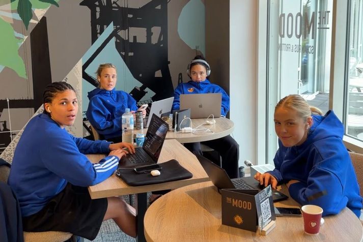 Thea Imani Sturludóttir, nýjasta 100 leikja landsliðskona Íslands, og þær Sandra Erlingsdóttir, Lovísa Thompson og Þórey Anna Ásgeirsdóttir þurftu allar að sinna lærdómnum á síðasta stórmóti, HM fyrir ári síðan.