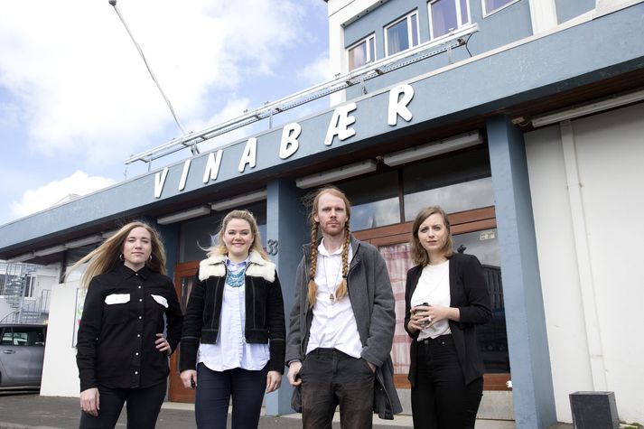 Listamennirnir sem standa að Free Play, þau Borghildur Indriðadóttir, Hrafnhildur Árnadóttir, Sveinbjörn Thorarensen og Hrafnhildur Gissurardóttir fyrir framan Vinabæ.