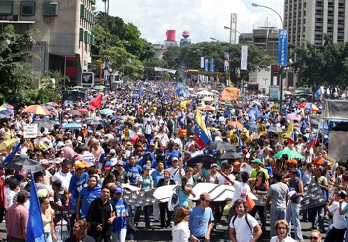 Mótmælendur í Caracas.