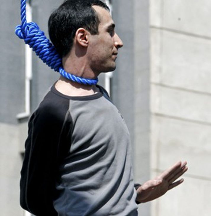 Iranian Majid Kavousifar kveður ættingja sína stuttu áður en hann er hengdur fyrir framan almenning í miðborg Teheran í ágúst síðastliðinn.