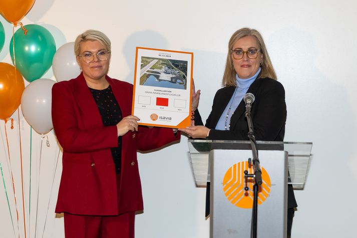 Hjördís Þórhallsdóttir, flugvallarstjóri á Akureyri, tekur við aðgangskortinu að nýju flugstöðinni frá Sigrúnu Björk Jakobsdóttur, framkvæmdastjóra innanlandsflugvalla Isavia.