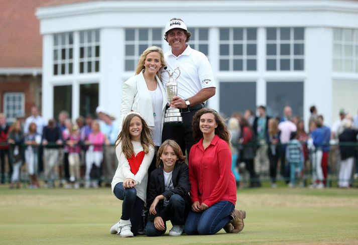 Phil Mickelson með fjölskyldu sinni eftir að hann vann opna breska á Muirfield golfvellinum árið 2013.