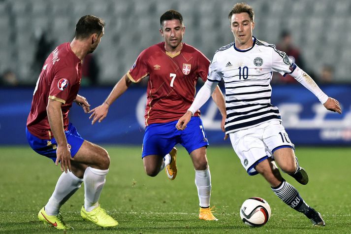 Christian Eriksson í baráttu við Branislav Ivanovic og Zoran Tosic.