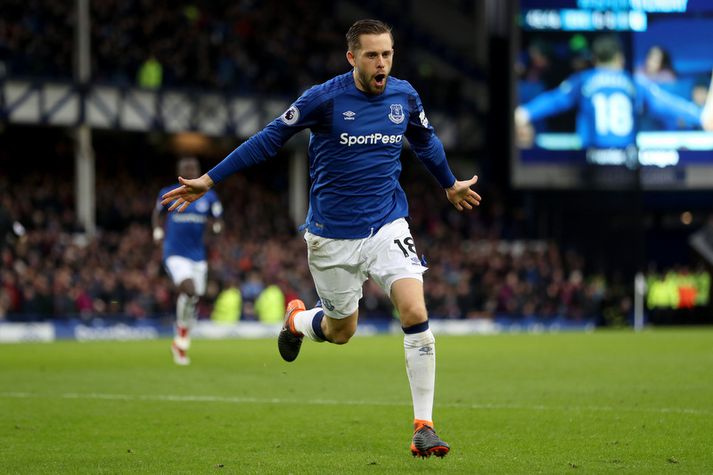 Gylfi Þór Sigurðsson fagnar marki með Everton.