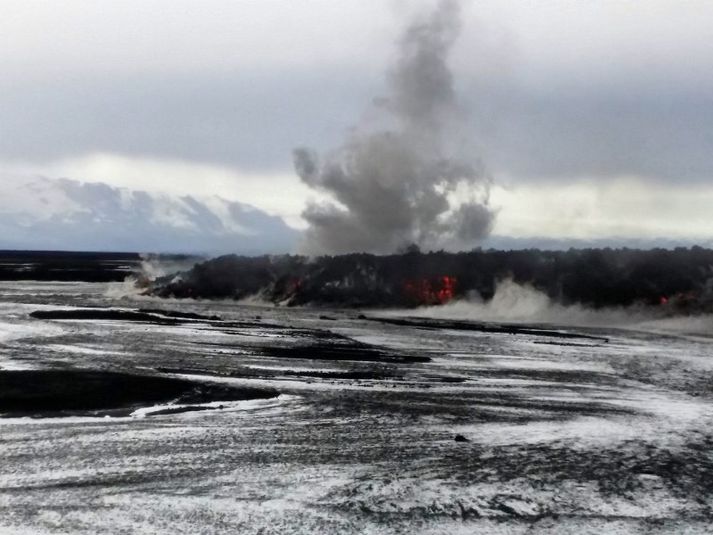 Ekki er sprengivirkni þar sem hraunið rennur í ána en gufubólstrar stíga til himins.