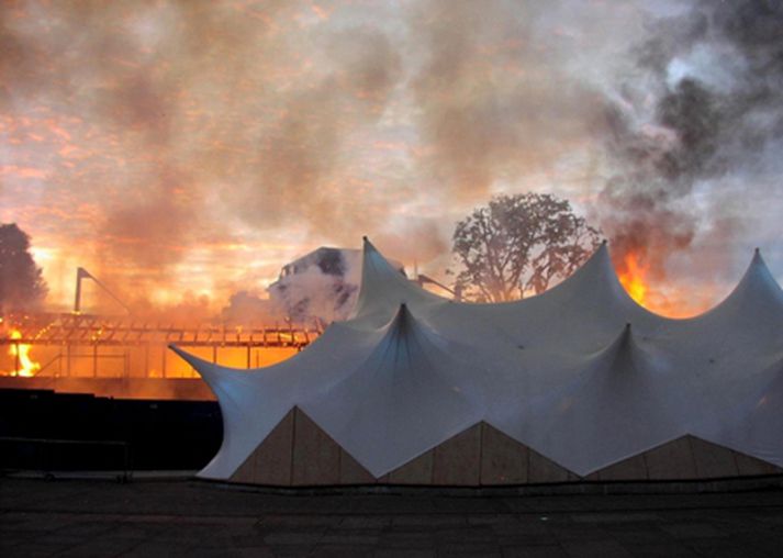 Cutty Sark brennur í morgun.