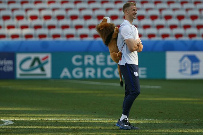 Joe Hart og Leo hressir á æfingu í gær.