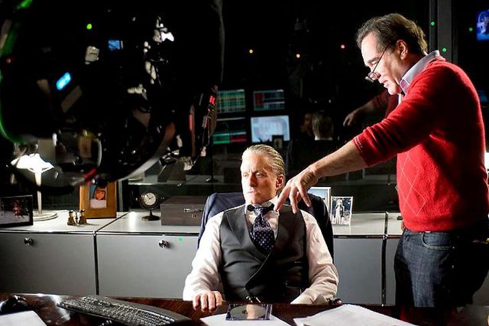 Michael Douglas í hlutverki Gordons Gekko ræðir við leikstjórann Oliver Stone. Sumir hafa jafnvel gengið svo langt að vilja kenna Gekko um fjármálahrunið 2008 enda hafi verðbréfaguttarnir flestir verið innblásnir af græðgisræðu Gordons frá árinu 1987.