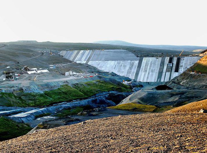 Alþjóðagjaldeyrissjóðurinn segir fjárfestingar í tengslum við áliðnað hafa hrundið ofþenslu í efnahagslífinu af stað. Kárahnjúkavirkjun var reist til að framleiða rafmagn fyrir álver á Reyðarfirði.
 fréttablaðið/gva