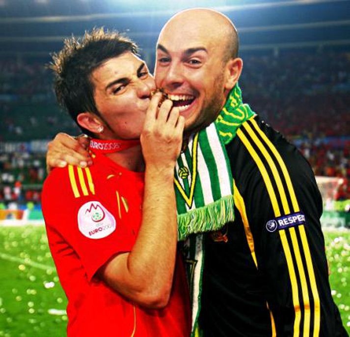 David Villa með Reina, markverði Liverpool, eftir að Spánn varð Evrópumeistari.