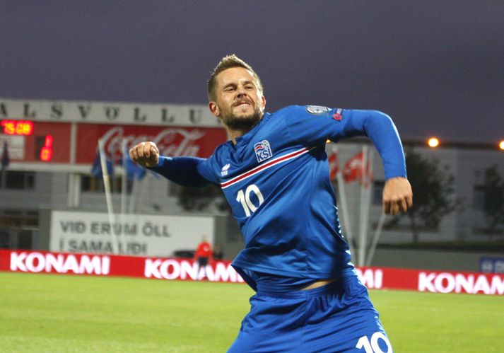 Gylfi fagnar marki sínu í kvöld.
