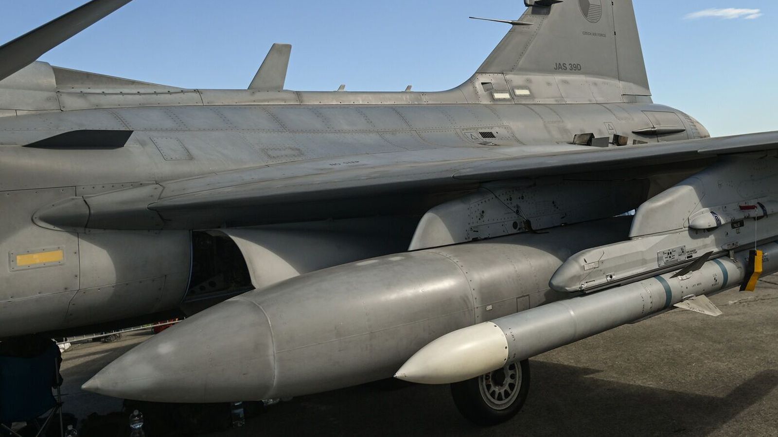 Reyna að halda sjald­gæfum málmum frá hernum