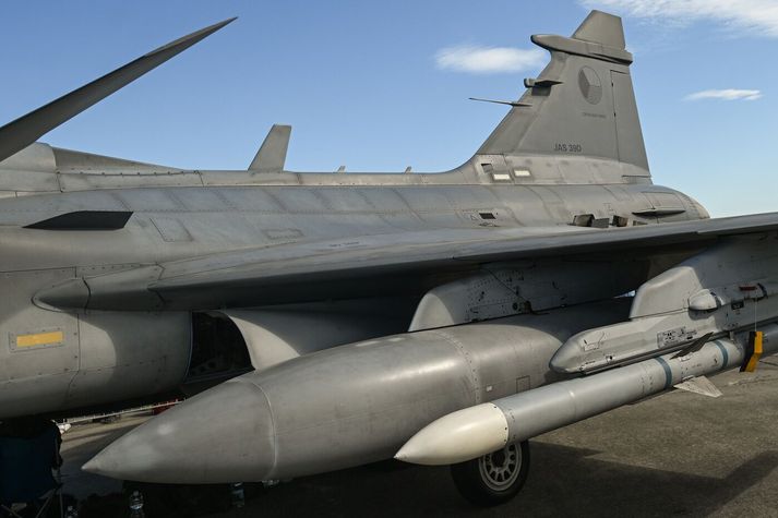 Sjaldgæfir málmar eru gífurlega mikilvægir þegar kemur að framleiðslu nútímavopna eins og herrþotna, flugskeyta og sprengja.