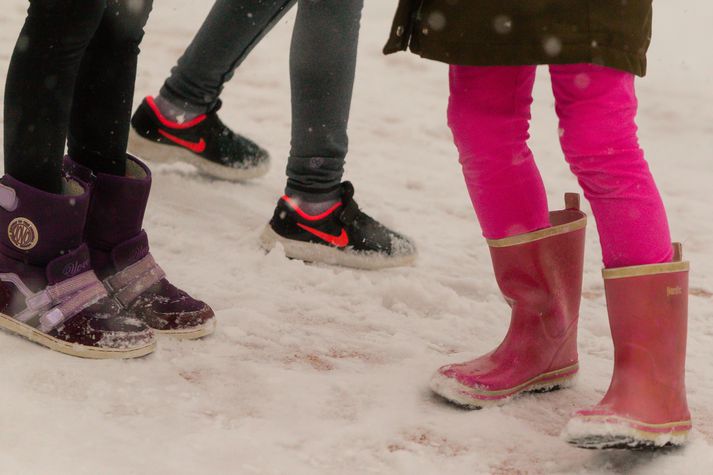 Fleiri barnafjölskyldur en áður en í hópi þeirra sem óska eftir aðstoð hjá Mæðrastyrksnefnd Hafnarfjarðar. Þau fá gjafakort í fataverslanir fyrir börnin og í bíó.