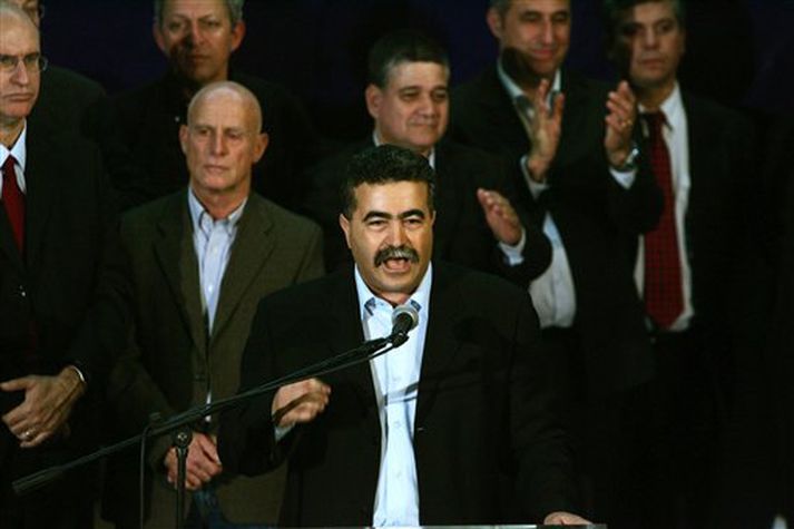 Amir Peretz flytur ræðu á fundi Verkamannaflokksins ísraelska.