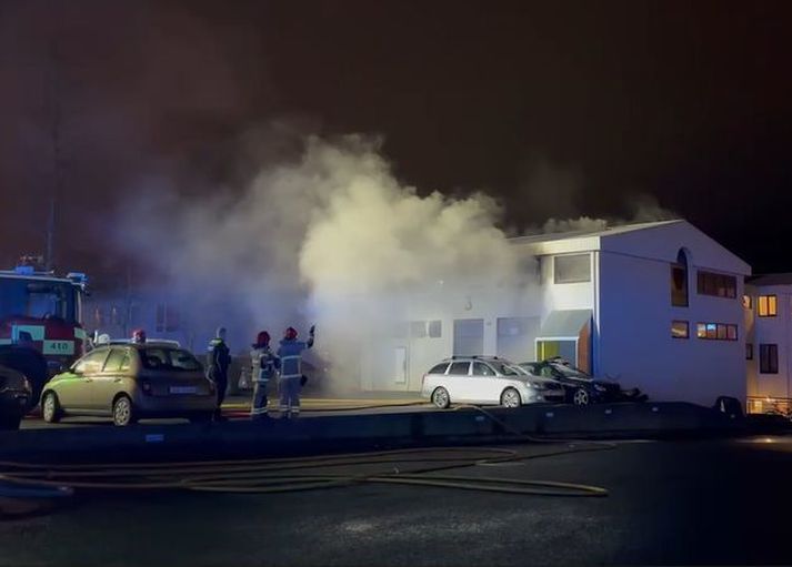 Þrír voru fluttir á sjúkrahús eftir að eldur kom upp í húsnæði í Stangarhyl 3 í Árbæ í Reykjavík fyrir rúmri viku. Karlmaður á fertugsaldri lést nokkrum dögum síðar.   