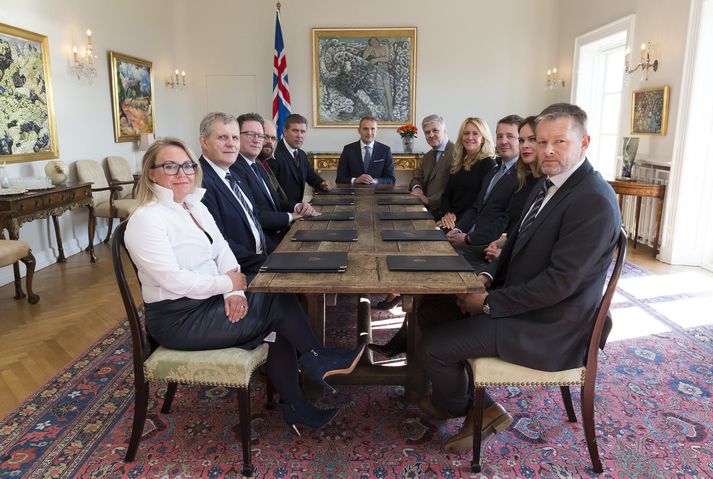 Ríkisráð kom saman á Bessastöðum í gær og Alþingi verður sett í dag. Búist er við átakavetri.