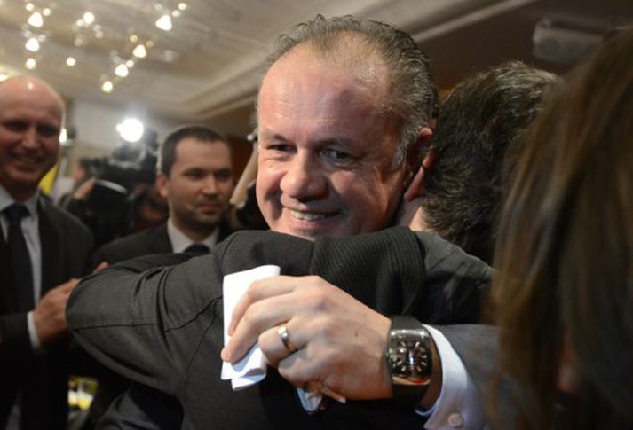 Andrej Kiska fagnar sigrinum.