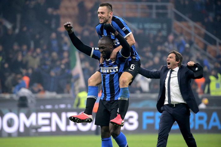 Stefan De Vrij og Antonio Conte fagna með Romelu Lukaku eftir einn sigur Internazionale á leiktíðinni. Þessi var á móti nágrönnunum í AC Milan.