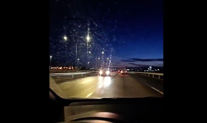 Vegfarandi náði myndbandi af bílnum.
