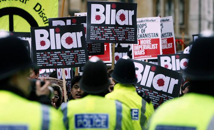 Hópur mótmælenda mótmælti fyrir utan húsakynni rannsóknarnefndarinnar í London meðan Blair bar þar vitni.
fréttablaðið/AP