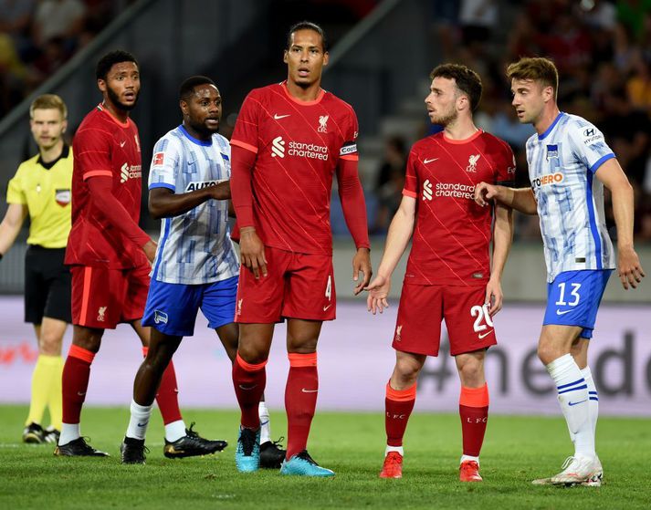 Joe Gomez og Virgil van Dijk spiluðu báðir sinn fyrsta fótboltaleik í marga mánuði í kvöld.