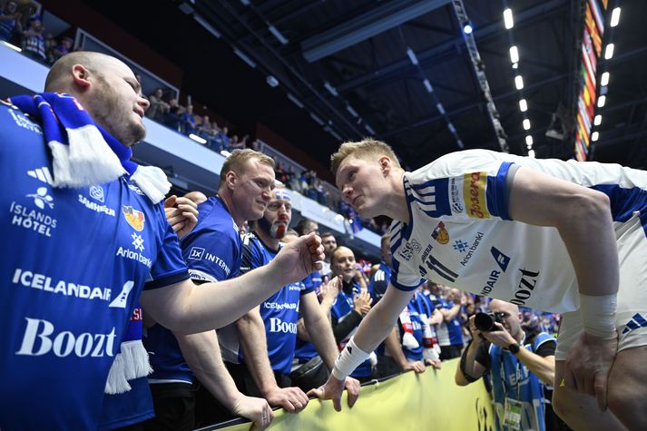 Ýmir Örn Gíslason fer yfir málin með sínu fólki eftir stórleik sinn gegn Pólverjum í gær.